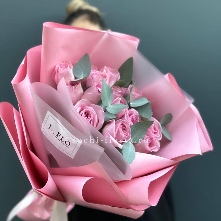 15 Розовых роз с эвкалиптом в Энгельсе