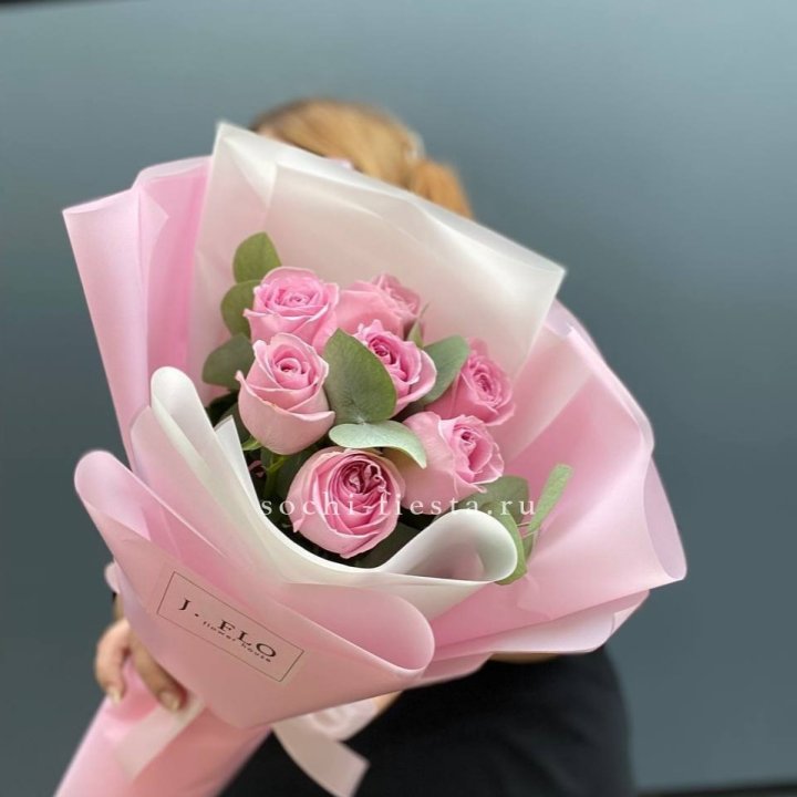 7 розовых роз с эвкалиптом в Энгельсе