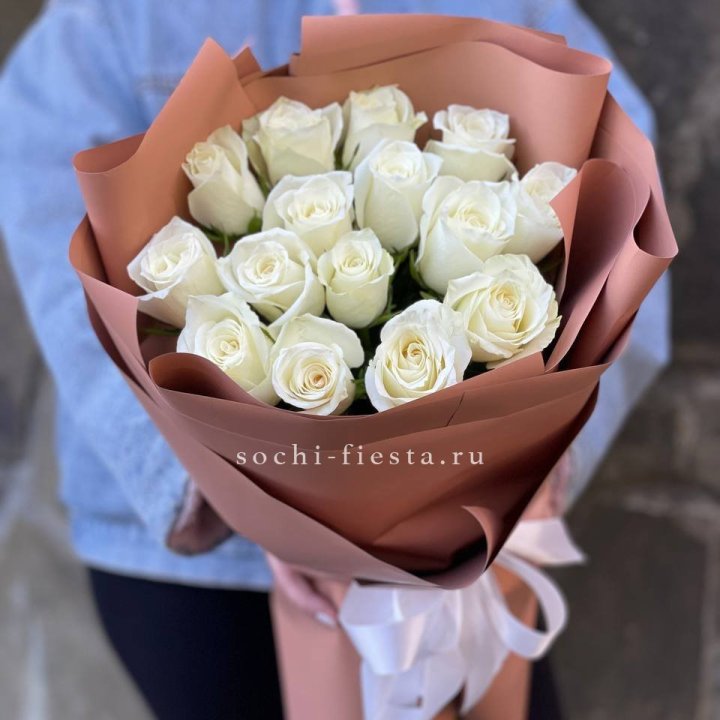 15 белых роз сиена в Энгельсе