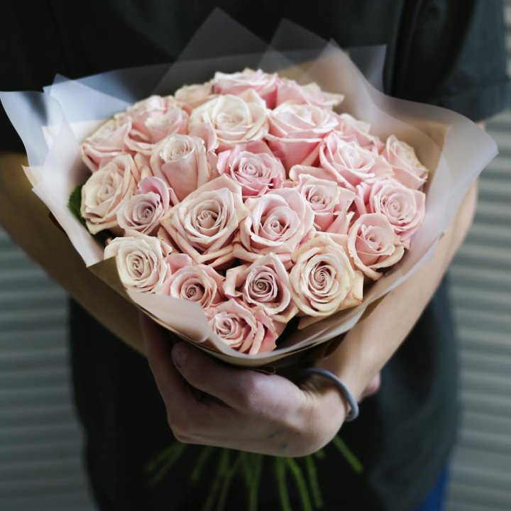 27 кремовых роз в Энгельсе