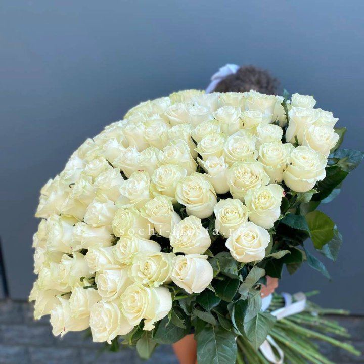 101 белая высокая роза в Энгельсе