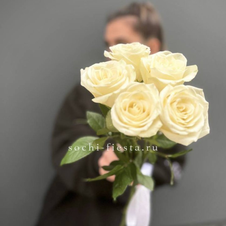 Букет 5 белых роз  в Энгельсе