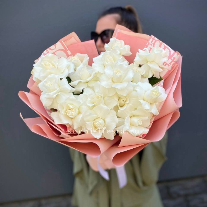 Белые розы "Аморе" в Энгельсе