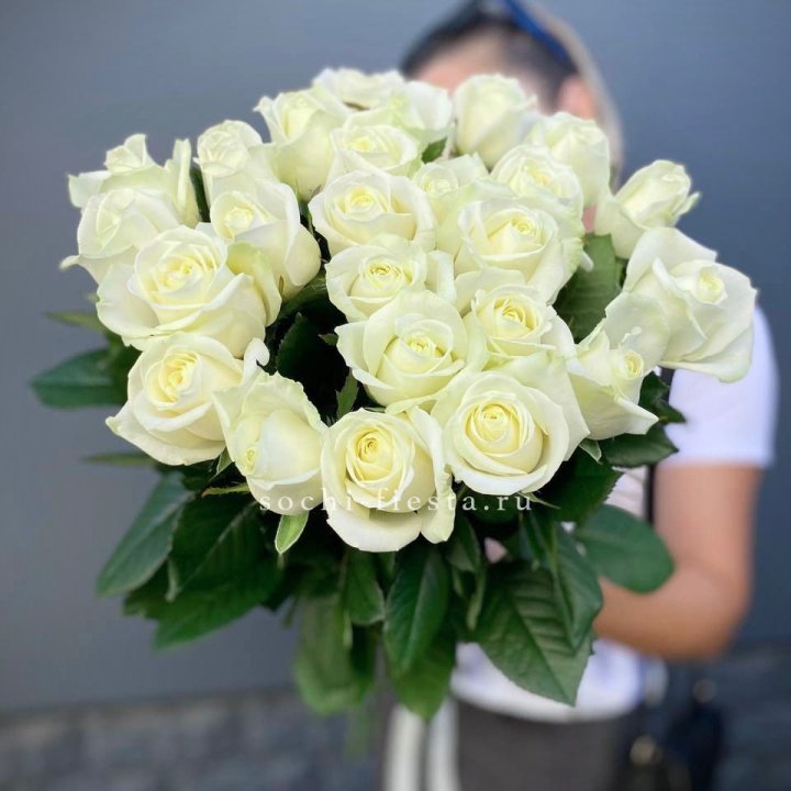 Голландские розы белые 25 в Энгельсе