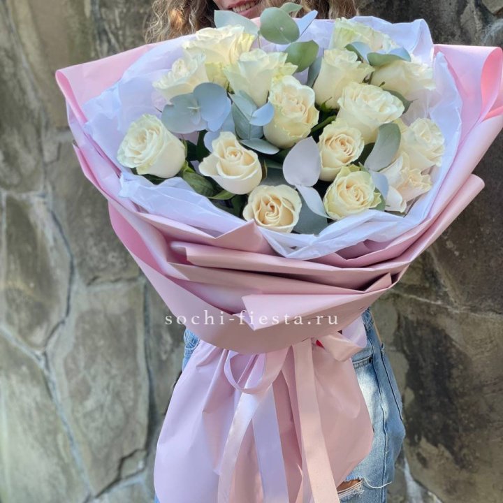 Белые розы в авторском оформлении в Энгельсе