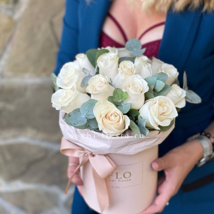 Цилиндр из белых роз в Энгельсе