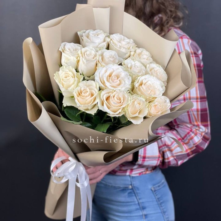15 белых роз кофе в Энгельсе