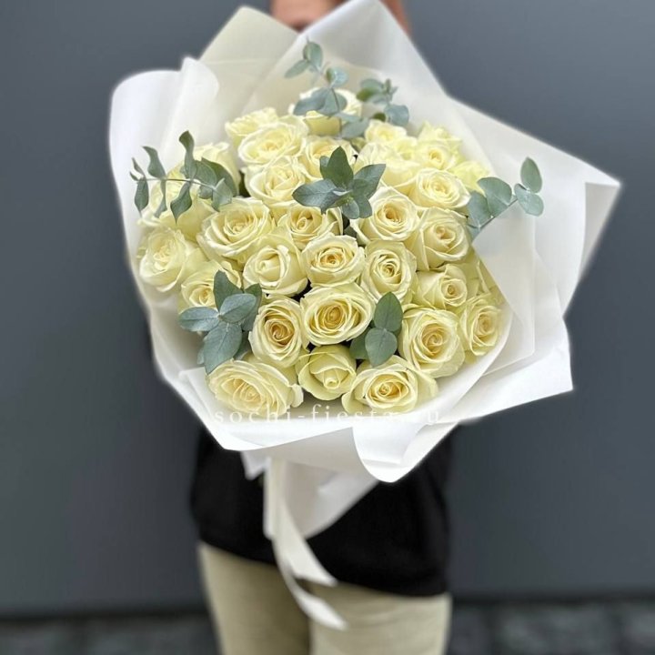 31 белая роза с эвкалиптом в Энгельсе