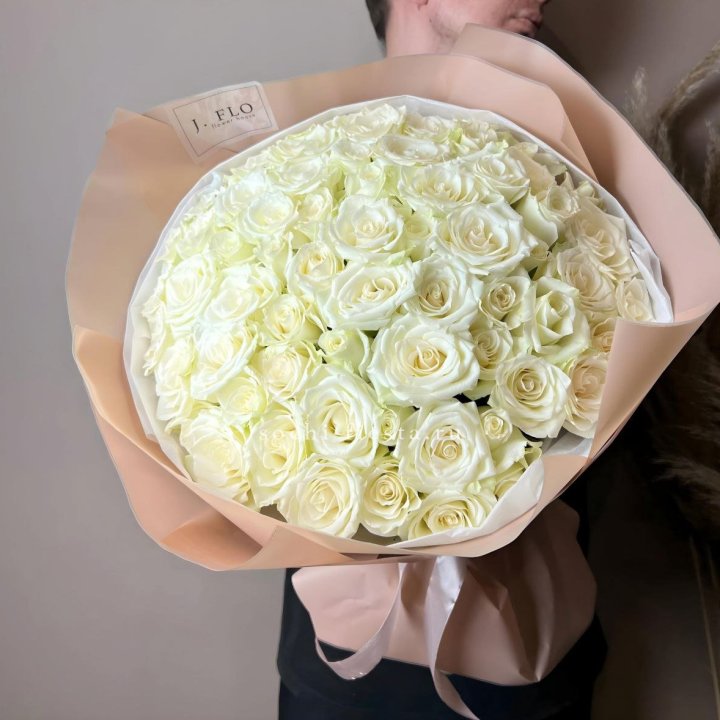 51 белая  роза в оформлении в Энгельсе