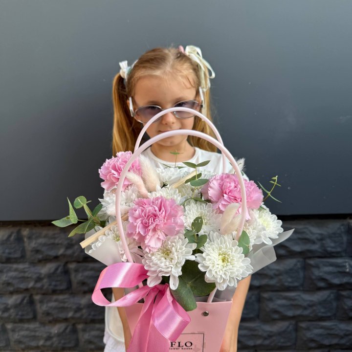 Сумочка из стойких хризантем и диантуса в Энгельсе