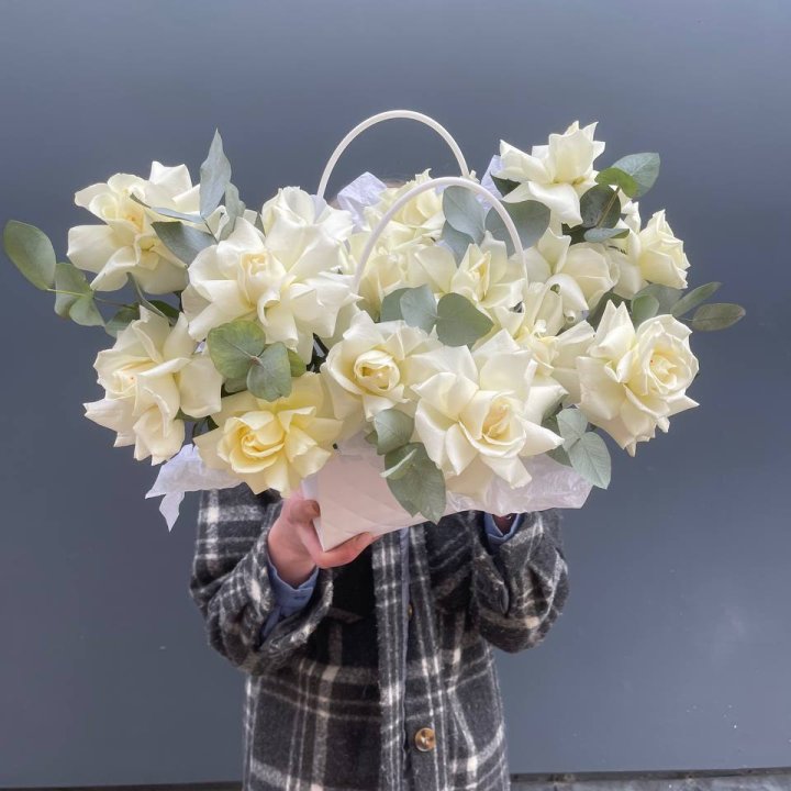 15 белых роз в сумочке в Энгельсе