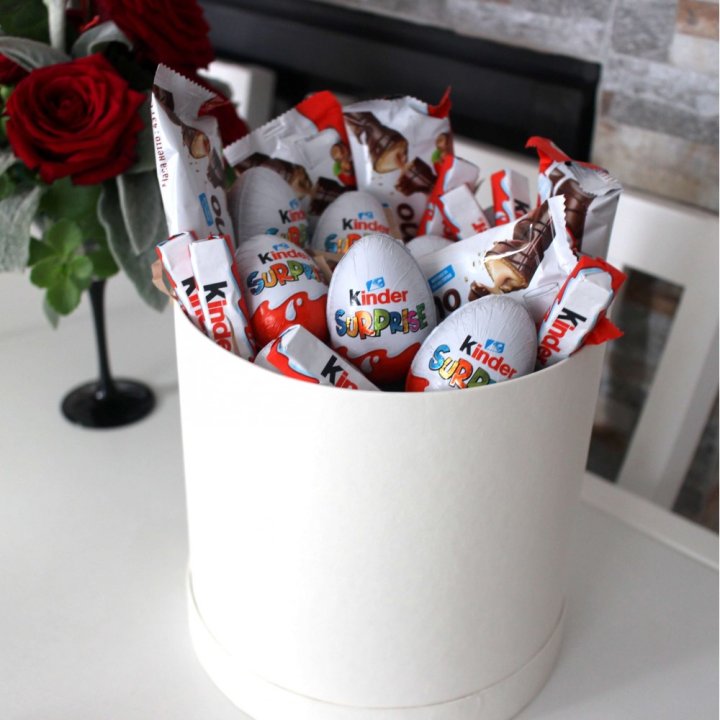 Коробка с киндерами  в Энгельсе