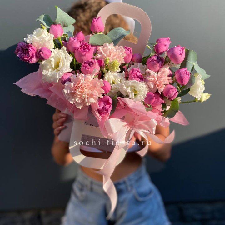 Сумочка с кустовой розой и диантусами в Энгельсе