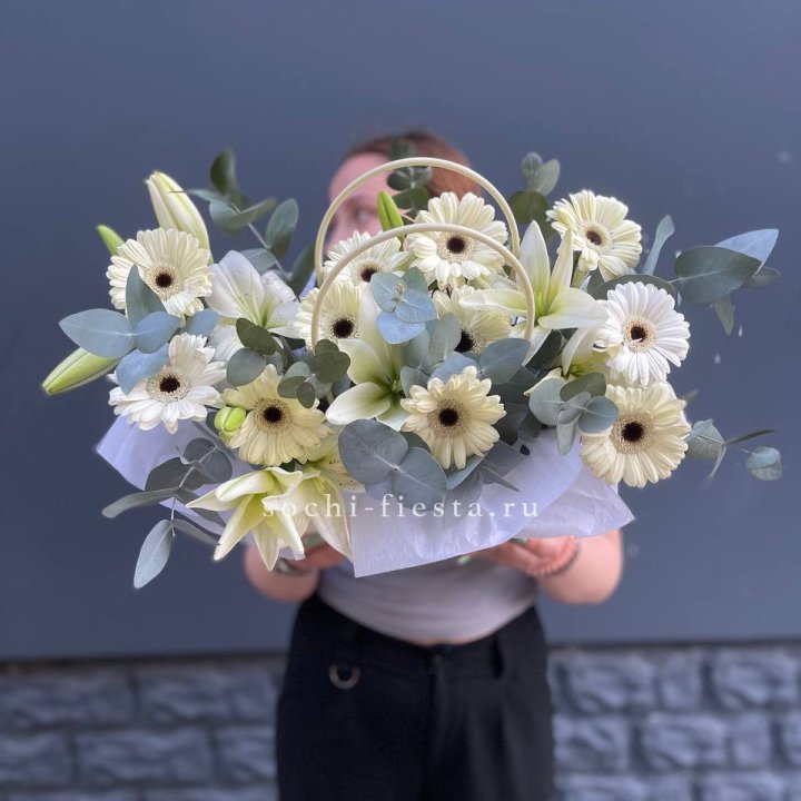 Сумочка лилии и герберы в Энгельсе