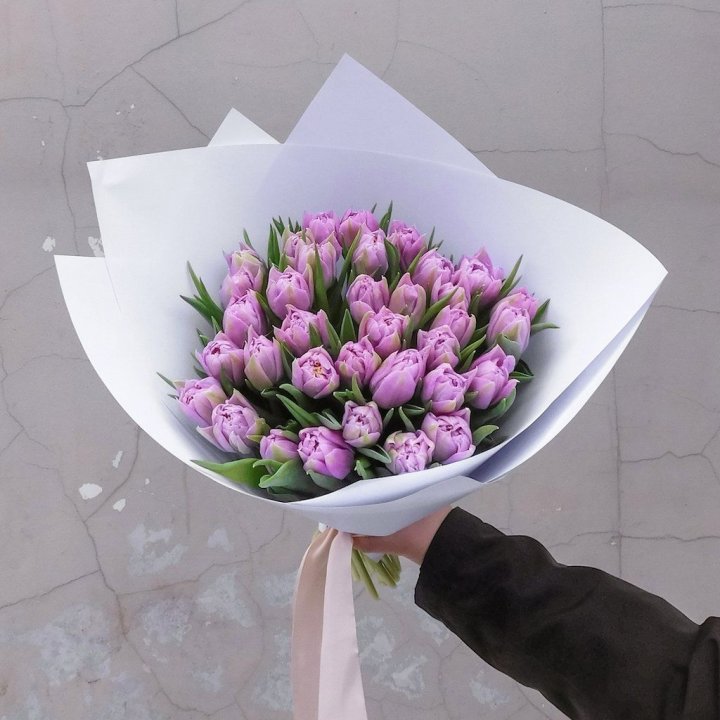 35 сиреневых тюльпанов в Энгельсе