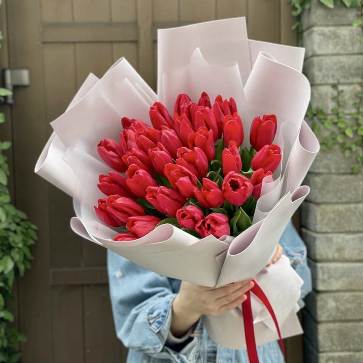 35 красных тюльпанов в Энгельсе